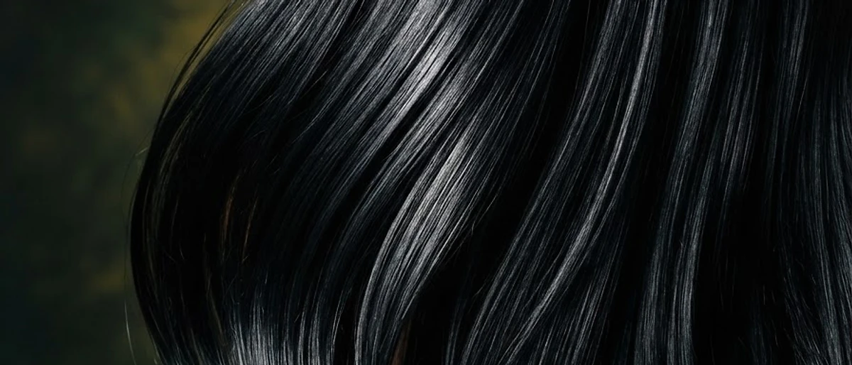 Cabelo longo com brilho espelhado fluindo como cachoeira de seda